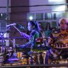 Anitta toca bateria e agita Carnaval de Salvador no trio elétrico do circuito Barra/Ondina