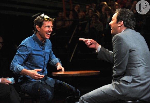 Tom Cruise ficou todo sujo ao brincar de 'roleta-russa de ovos' com o apresentador Jimmy Fallon, em um programa de TV nos Estados Unidos, em abril de 2013