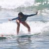 Para exibir boa forma no Carnaval, Carol Nakamura pratica surfe. Ela já perdeu 12 quilos com esse esporte