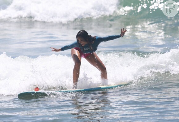 Para exibir boa forma no Carnaval, Carol Nakamura pratica surfe. Ela já perdeu 12 quilos com esse esporte