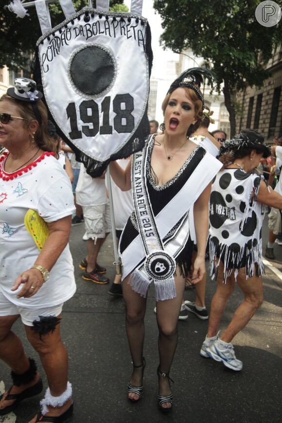 Leandra Leal é destaque do Carnaval de rua do Cordão do Bola Preta, no Rio
