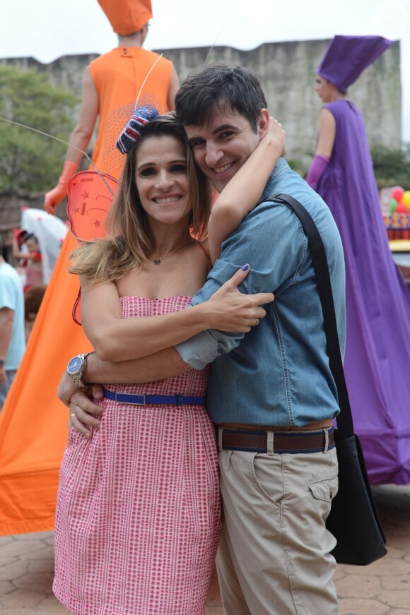 Tina (Ingrid Guimarães) é secretária na agência 'Class Mídia' e será abandonada no altar por Vitinho (Rodrigo Lopez), em 'Sangue Bom', em maio de 2013