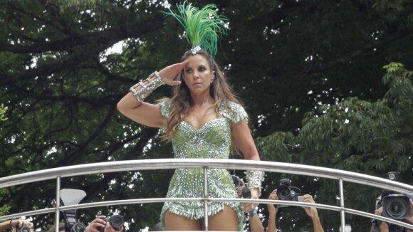Ivete Sangalo volta a exibir boa forma em look verde no segundo dia de Carnaval