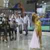Juliana Paes brilha em desfile da Viradouro no carnaval 2015