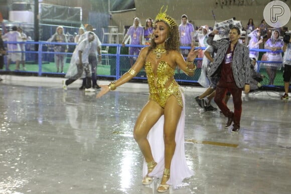 Juliana Paes brilha em desfile da Viradouro no carnaval 2015