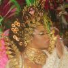 Rainha de bateria da Mangueira desfilou com maquiagem de ouro avaliada em R$ 15 mil, na madrugada desta segunda-feira (16 de fevereiro de 2015)