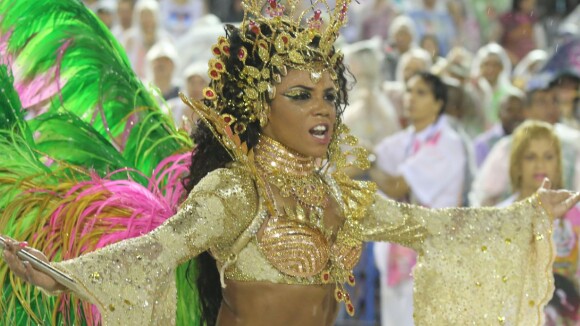 Rainha da Mangueira desfila com maquiagem de ouro avaliada em R$ 15 mil