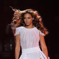 Beyoncé estreia 'Mrs. Carter Show' na Sérvia com figurinos cavados e brilhantes