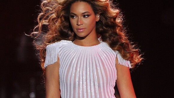 Beyoncé estreia 'Mrs. Carter Show' na Sérvia com figurinos cavados e brilhantes