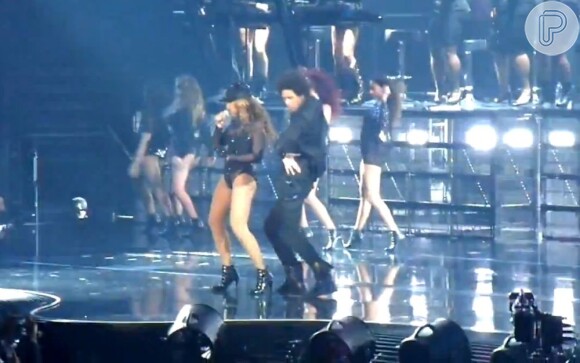 Beyoncé dança com o figurino preto da turnê