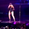 De collant preto e boné Beyoncé interpreta canções mais lentas como 'If I Were A Boy'