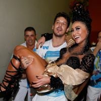 Sabrina Sato é carregada no colo por João Vicente de Castro após desfile no Rio