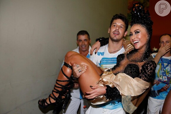 Sabrina Sato foi carregada no colo pelo namorado, João Vicente de Castro, após o desfile da Vila Isabel, na madrugada desta segunda-feira (16 de fevereiro de 2015)