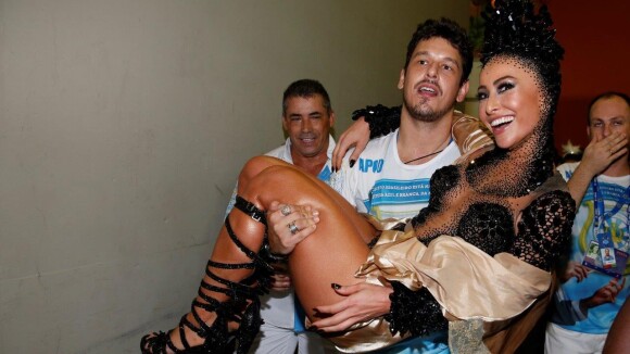 Sabrina Sato é carregada no colo por João Vicente de Castro após desfile no Rio