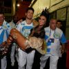 Sabrina Sato foi carregada no colo pelo namorado, João Vicente de Castro, após o desfile da Vila Isabel