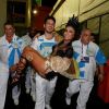 Sabrina Sato foi carregada no colo pelo namorado, João Vicente de Castro, após o desfile da Vila Isabel
