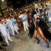 Fantasiada de Cisne Negro, Sabrina Sato brilhou como rainha de bateria da Vila Isabel no Carnaval 2015