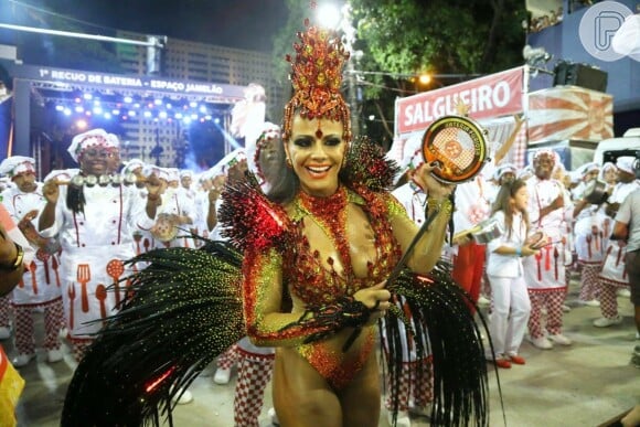 Viviane Araújo brilhou no desfile do Salgueiro, na madrugada desta segunda-feira (16 de fevereiro de 2015), no Rio