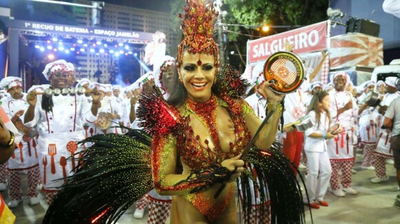 Viviane Araújo celebra 20 anos de desfiles no Rio e não pensa em se aposentar