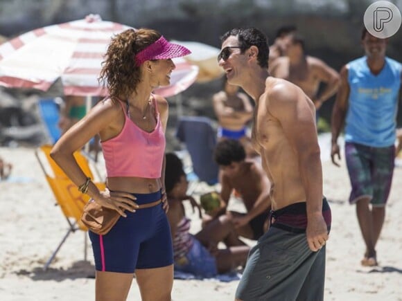 Gabriel Braga Nunes e Camila Pitanga gravam cenas de Regina e Luis Fernando na praia, em 'Babilônia'