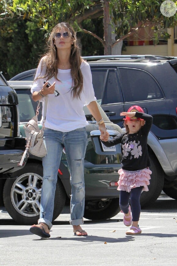 Alessandra Ambrósio e a filha Anja passaram um tempo juntas em Los Angeles, na Califórnia, nesta terça-feira, 16 de abril de 2013
