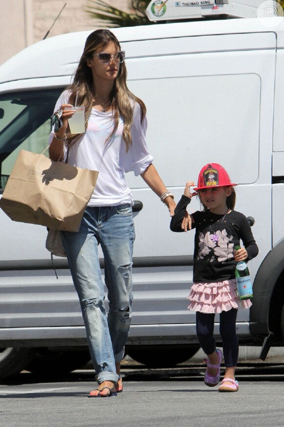 Alessandra Ambrósio e a filha Anja fazem compras por Los Angeles