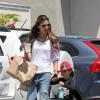 Alessandra Ambrósio e a filha Anja fazem compras por Los Angeles