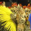 Raphaela Gomes, rainha de bateria da escola de samba São Clemente, desfila com fantasia amarela representado uma deusa africana