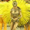Raphaela Gomes, rainha de bateria da escola de samba São Clemente, desfila com fantasia amarela representado uma deusa africana