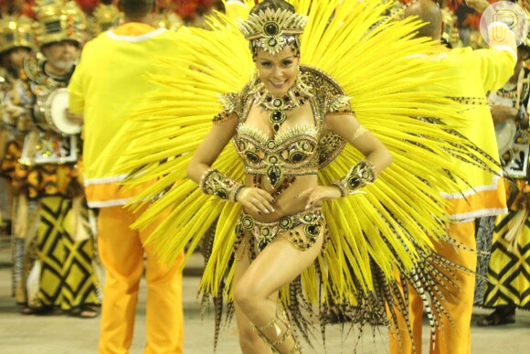 Raphaela Gomes, rainha de bateria da escola de samba São Clemente, desfila com fantasia amarela representado uma deusa africana, na noite desta segunda-feira, 16 de fevereiro de 2015