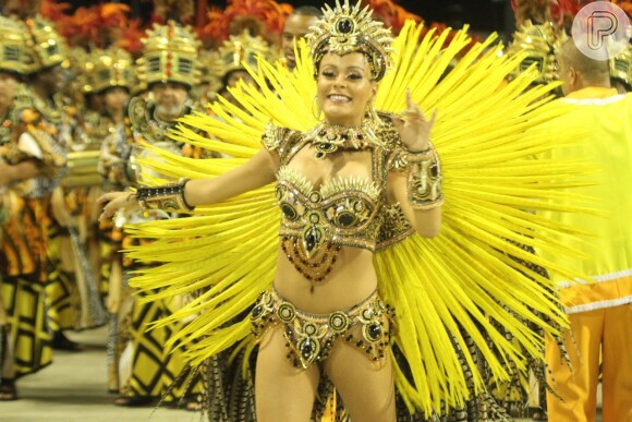 De deusa africana, Raphaela mostra samba no pé no desfile da São Clemente, no Carnaval do Rio