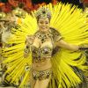 Rafaela Gomes, rainha de bateria da escola de samba São Clemente, desfila com fantasia amarela representado uma deusa africana