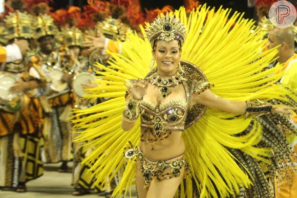 Rafaela Gomes, rainha de bateria da escola de samba São Clemente, desfila com fantasia amarela representado uma deusa africana