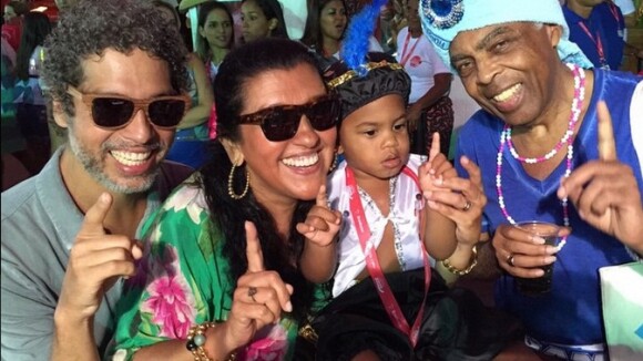 Regina Casé se diverte no camarote Expresso 2222 com o filho Roque, em Salvador