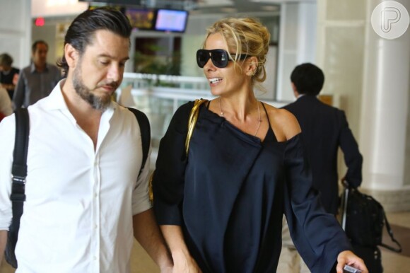 Adriane Galisteu e o marido, Alexandre Iódice, embarcam no aeroporto Santos Dumont, em 17 de abril de 2013