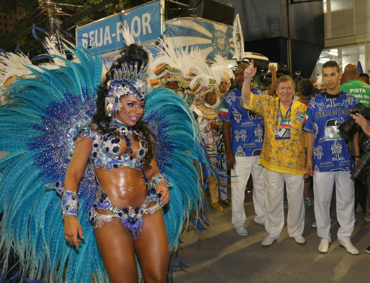 Foto: Raíssa Oliveira, rainha de bateria da Beija-Flor, usa fantasia com 30  mil cristais avaliada em R$ 45 mil - Purepeople
