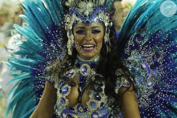 Raíssa Oliveira, rainha de bateria da Beija-Flor, usa fantasia com 30 mil cristais avaliada em R$ 45 mil, em 17 de fevereiro de 2015