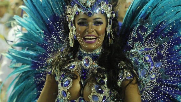 Rainha de bateria da Beija-Flor, Raissa de Oliveira usa fantasia de R$ 45 mil
