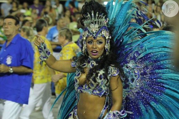 Raíssa Oliveira desmentiu os boatos de que deixaria o posto de rainha de bateria da escola de samba: 'Não vou sair da Beija-Flor. Mesmo se for meu último ano, vai ser como rainha. Fico no posto até quando Deus quiser'