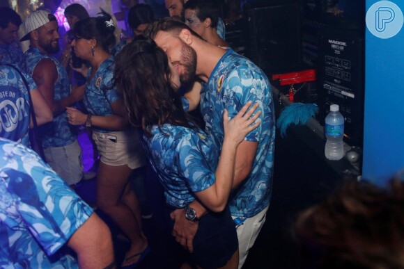 Fernanda Vasconcellos e Cássio Reis trocam beijos apaixonados no camarote da Boa, na Sapucaí, em 17 de fevereiro de 2015