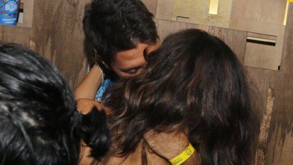 Juliana Paes ganha beijão do marido em camarote na Sapucaí