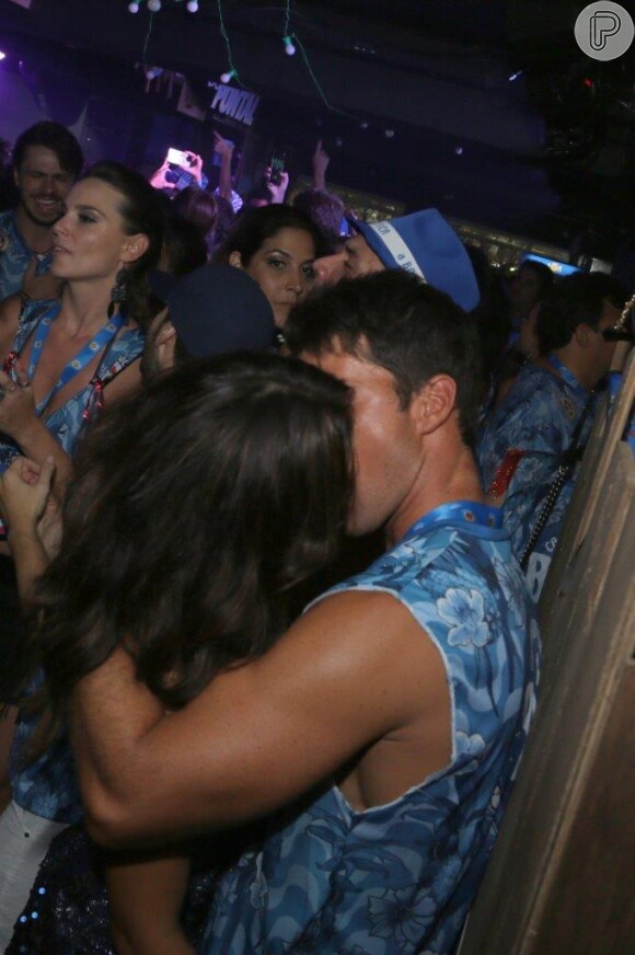 Juliana Paes e Carlos Eduardo Baptista se beijam em camarote da Boa