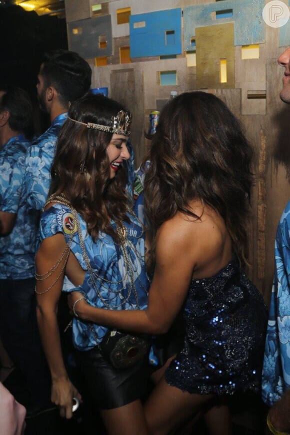 Juliana Paes dança com Thaila Ayala depois de beijar o marido