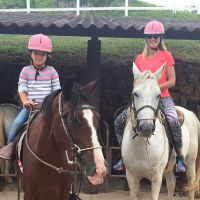 Ticiane Pinheiro leva Rafaella Justus para andar a cavalo: 'Carnaval na paz'