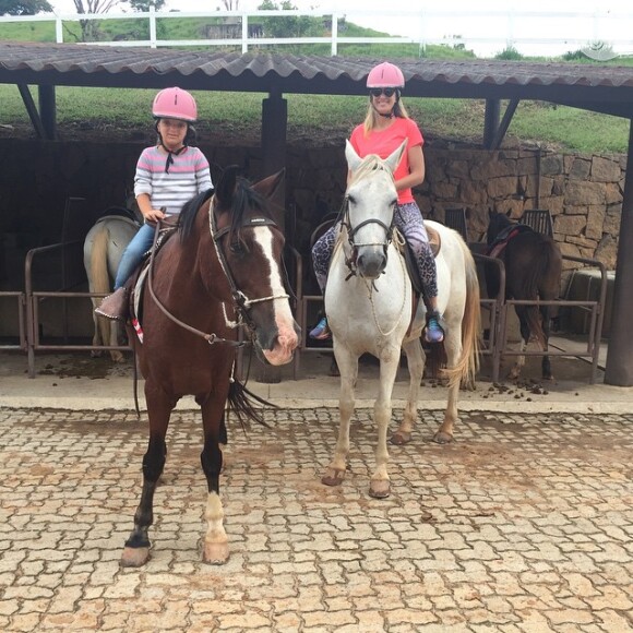 Ticiane Pinheiro leva Rafaella Justus para andar a cavalo: 'Carnaval em paz'