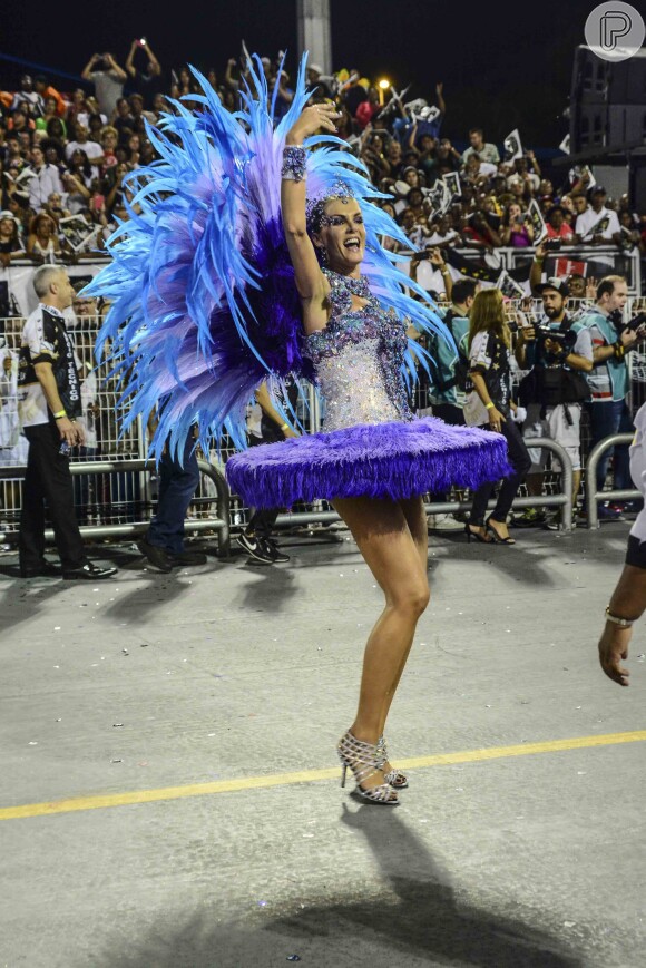 Ana Hickmann usou uma fantasia de bailarina avaliada em R$ 100 mil no desfile da Vai-Vai