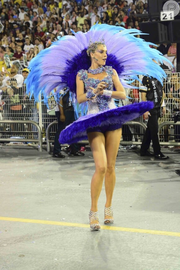 Ana Hickmann voltou a desfilar pela Vai-Vai no Carnaval deste ano