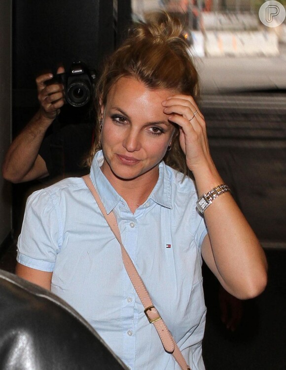 Britney Spears foi flagrada recentemente com os cabelos mais escuros desembarcando no aeroporto de Los Angeles, nos Estados Unidos, em março de 2013