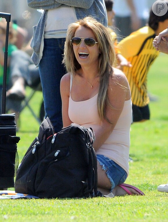 Britney Spears acompanha os filhos durante uma partida de futebol em um parque de Woodland Hills, em março de 2013