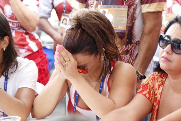 Viviane Araújo reza durante a apuração das escolas de samba do grupo especial